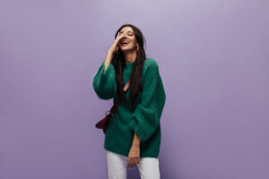 ニットのチクチクが気になる？快適にニットを着ておしゃれをするコツ