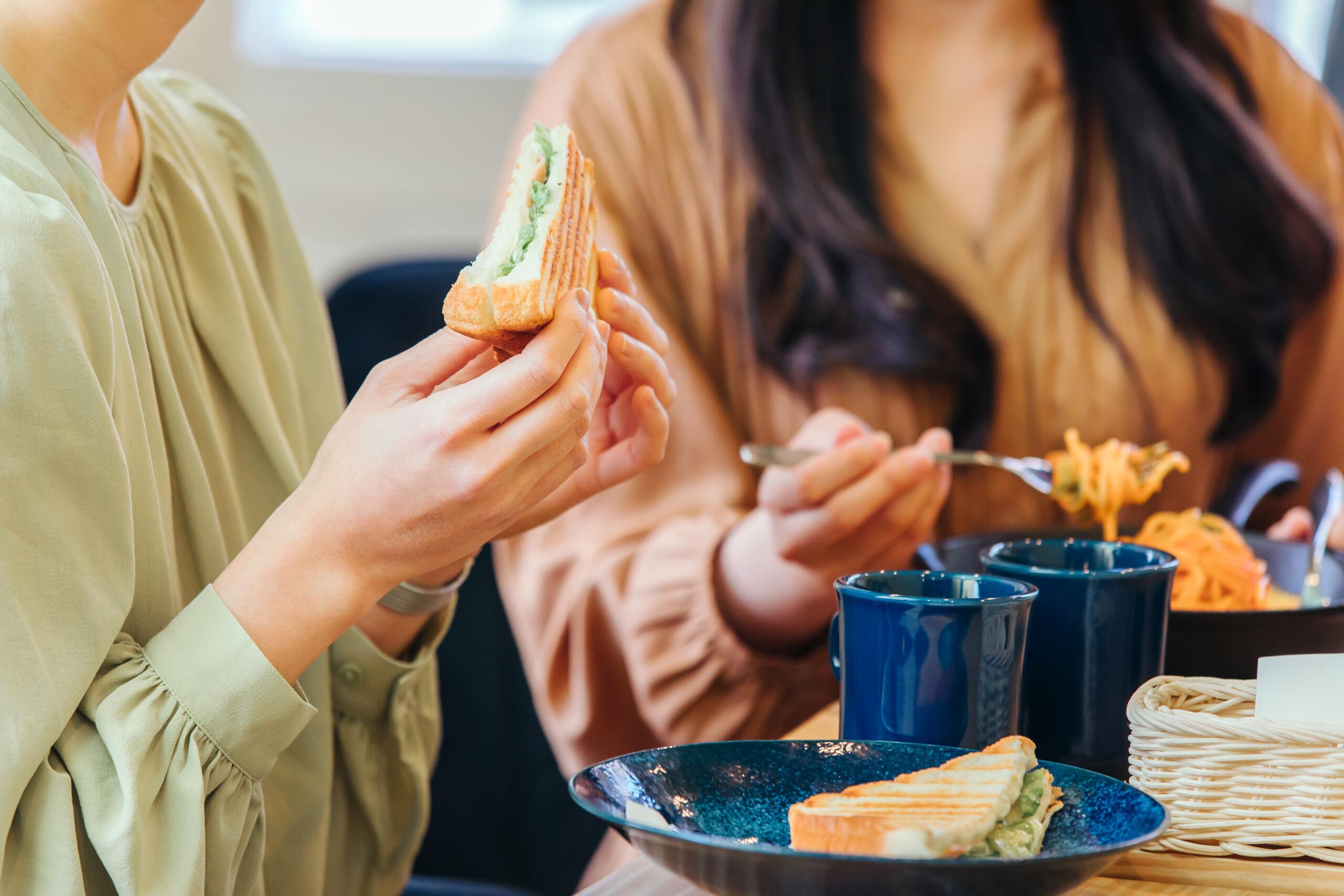 外食時のおしゃれは難しい？グルメシーンに適したアイテムの選び方！