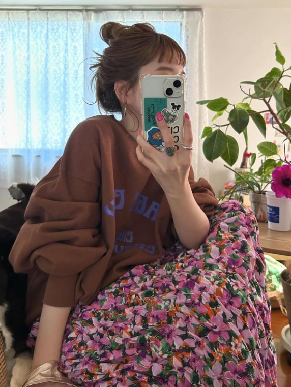 花柄スカートが主役のカジュアルコーデ！人気デザインと色味をご紹介
