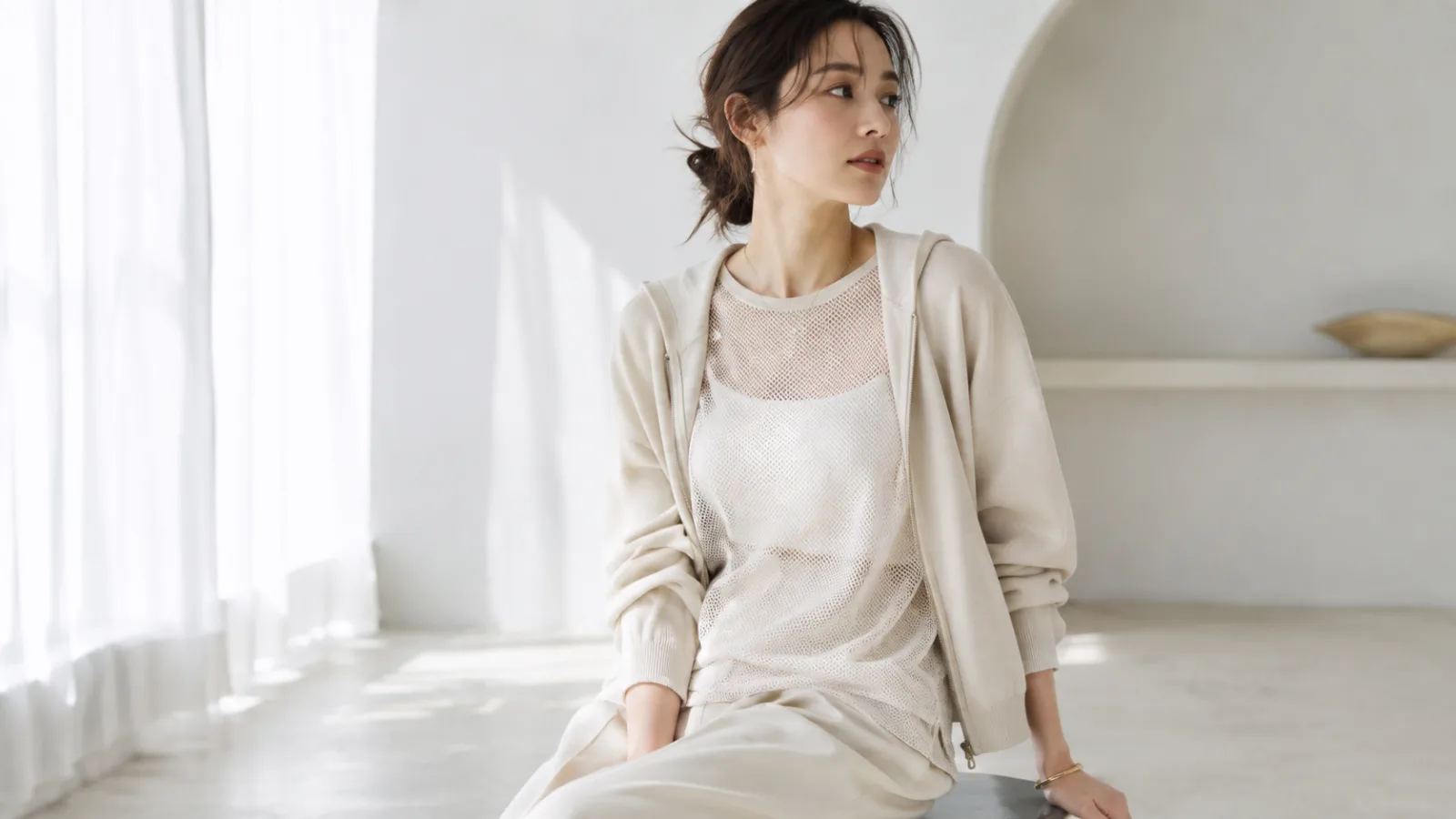 メッシュトップスをインナーとして使い、淡色のパーカーを羽織って軽やかに着こなした初夏のレイヤードコーデ。レディース古着と着こなし提案 YUVENIR|Used clothing store | YUVENIR STYLE LAB